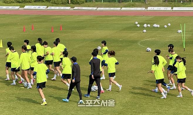 여자축구대표팀이 27일 시흥 정왕체육공원축구장에서 훈련하고 있다. 사진 | 시흥=정다워 기자