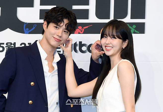 배우 박보검(왼쪽)과 김소현이 29일 서울 구로구 더링크서울 트리뷰트포트폴리오 호텔에서 진행된 JTBC 새 토일드라마 ‘굿보이’ 제작발표회에서 취재진을 향해 포즈를 취하고 있다.  2025 .5. 29.  박진업 기자 upandup@sportsseoul.com