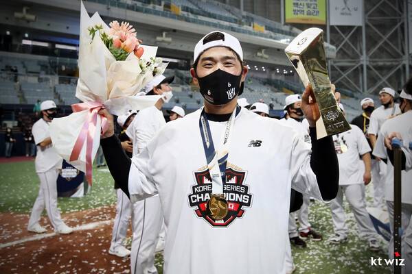 한국시리즈 MVP 수상 직후 박경수. 사진┃KT 위즈
