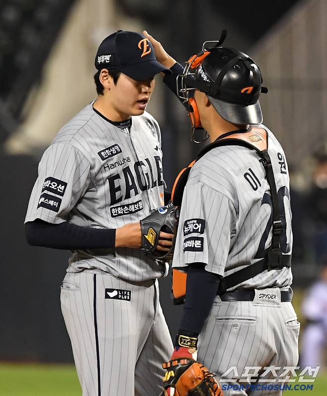 연장 11회 2사 만루 위기에 몰린 순간 마운드를 찾아 조동욱의 머리를 쓰다듬은 포수 이재원.