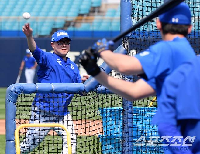 27일 대구 라이온즈파크. 삼성 박진만 감독이 강민호와 구자욱을 위해 40여 분간 200개가 넘는 베팅볼을 던졌다. 대구=정재근 기자 cjg@sportschosun.com/2025.5.27/