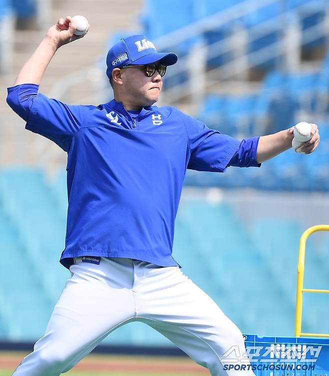 27일 대구 라이온즈파크에서 열린 롯데-삼성전. 삼성 박진만 감독이 베팅볼을 던지고 있다. 대구=정재근 기자 cjg@sportschosun.com/2025.5.27/