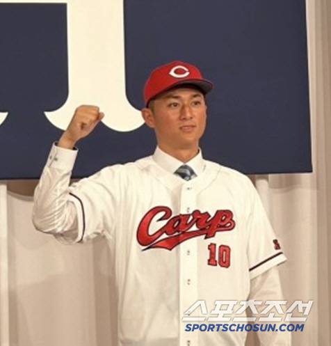 사사키는 2025년 신인 드래프트 1지명으로 입단했다. 레전드 가네모토가 히로시마 시절에 달았던 등번호 10번을 받았다. 사진캡처=사사키 다이 SNS