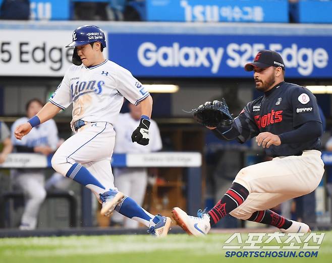 27일 대구 라이온즈파크에서 열린 롯데-삼성전. 2회말 2사 2, 3루 김성윤 타석. 감보아의 폭투 때 김지찬이 득점하고 있다. 대구=정재근 기자 cjg@sportschosun.com/2025.5.27/