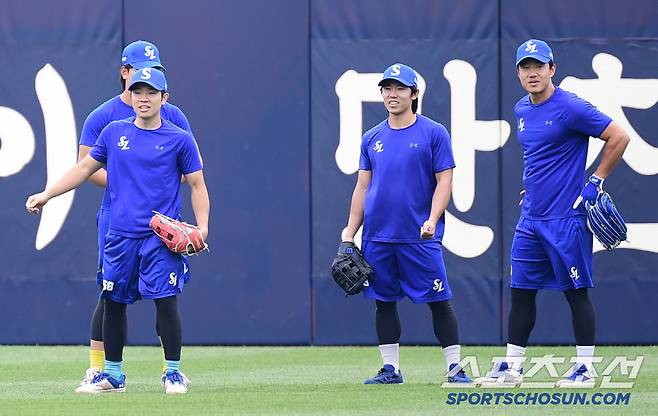 23일 대구 삼성라이온즈파크에서 열리는 KBO리그 삼성과 KIA의 경기. 외야 수비훈련을 하고 있는 김지찬, 김성윤, 이성규, 박승규. 대구=송정헌 기자songs@sportschosun.com/2025.05.23/