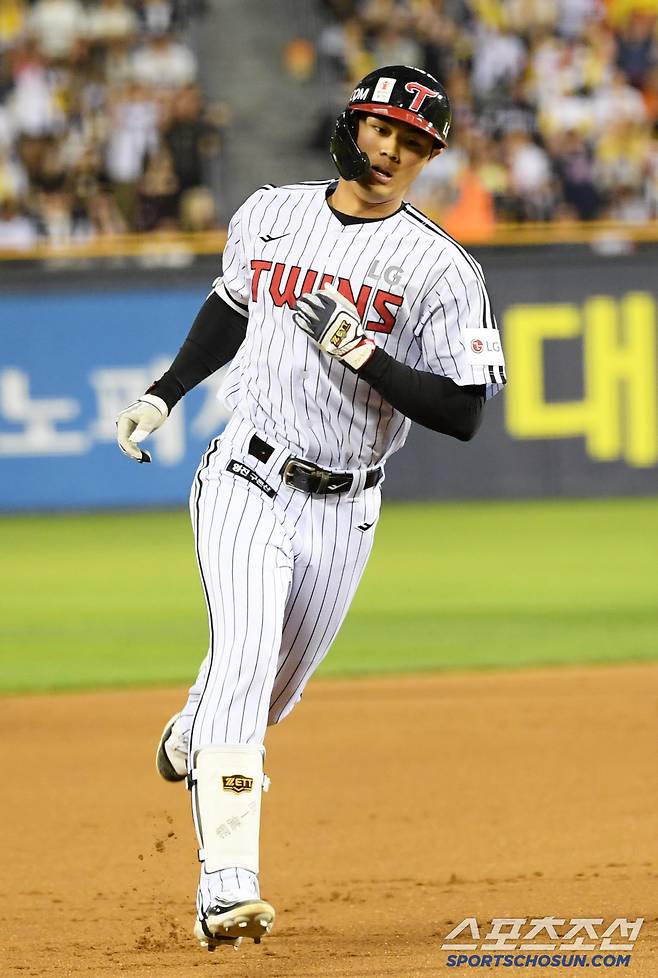 28일 잠실구장에서 열린 LG 트윈스와 한화 이글스의 경기. 6회말 1사 LG 이영빈이 솔로포를 날린 뒤 환호하고 있다. 잠실=박재만 기자 pjm@sportschosun.com/2025.05.28/