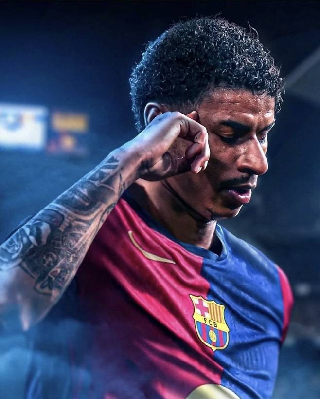 [스포츠조선 강우진 기자]래시포드의 뚝심이 대단하다. 이 정도 의지면 맨체스터 유나이티드에서도 충분히 성공할 수 있었는데 왜 노력하지 않았는지 의문이다.

래시포드는 곧 죽어도 다음 시즌 스페인 라리가로 향하고 싶어 한다. 그가 바라는 행선지는 명문 구단 바르셀로나다.

유럽축구연맹(UEFA) 챔피언스리그에서 뛰고 싶어하는 래시포드가 맨유에 남을 가능성은 희박하다. 맨유가 토트넘에게 우승컵을 빼앗긴 게 치명적이었다. 맨유는 이번 시즌을 무관으로 마쳤다.

영국 트리뷰나는 29일(한국시각) '마커스 래시포드가 FC 바르셀로나 이적을 원한다는 의지는 최근 이적 시장 논의에서 일관되게 등장해 왔다'라고 보도했다. 사진=SNS