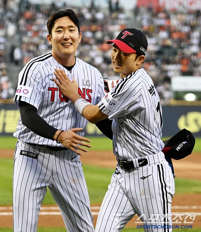 29일 잠실야구장에서 열린 한화와 LG의 경기, 3회초 2사 1루 LG 중견수 박해민이 한화 플로리얼의 타구를 호수비로 잡아낸 후 손주영의 환영을 받고 있다. 잠실=허상욱 기자wook@sportschosun.com/2025.05.29/