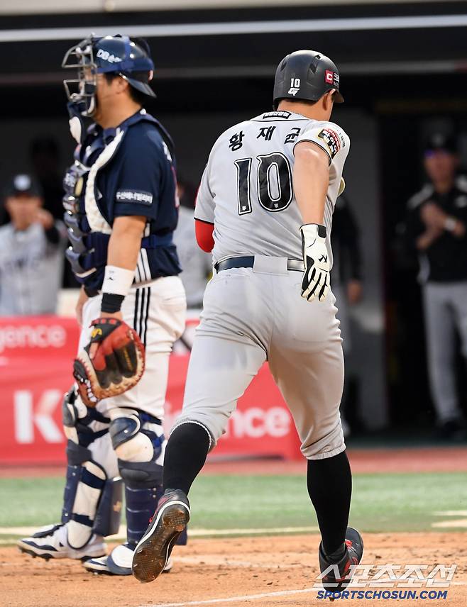 29일 수원KT위즈파크에서 열린 KBO리그 KT 위즈와 두산 베어스의 경기. 3회말 2사 1,2루 KT 로하스 적시타 때 득점한 황재균이 다리 통증을 호소하고 있다. 수원=박재만 기자 pjm@sportschosun.com/2025.05.29/