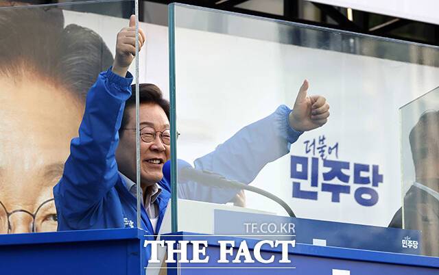 이재명 더불어민주당 대통령 후보가 6·3 대통령 선거 사전투표 첫날인 29일 서울 신촌 대학가를 찾아 청년들과 함께 투표한다. 이어 강남권을 찾아 서울 표심을 공략한다. /배정한 기자