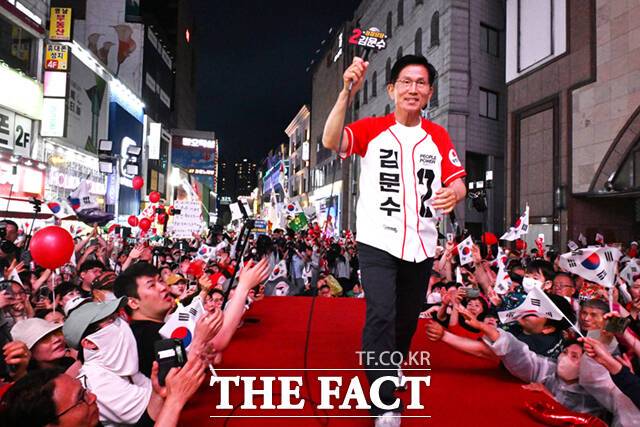 김문수 국민의힘 대통령 선거 후보가 코로나19가 유행하던 당시 보수 성향을 가진 시민단체와 함께 정은경 전 질병관리청장을 상대로 한 5억원대 손해배상소송에 참가했던 것이 뒤늦게 드러났다. 김문수 국민의힘 대통령 후보가 28일 대구광역시 동성로에서 열린 유세에서 시민들에게 지지를 호소하고 있다. /대구=남윤호 기자