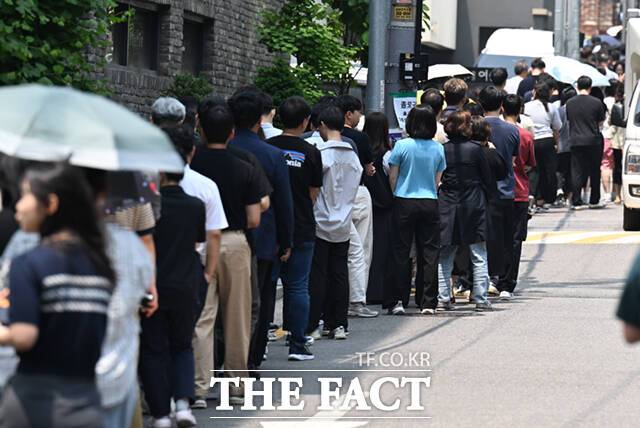 제21대 대통령선거 사전투표 첫날인 29일 서울 종로구 사직동 주민센터에 마련된 사전투표소를 찾은 시민들이 투표를 하기 위해 줄지어 서 있다. /이새롬 기자