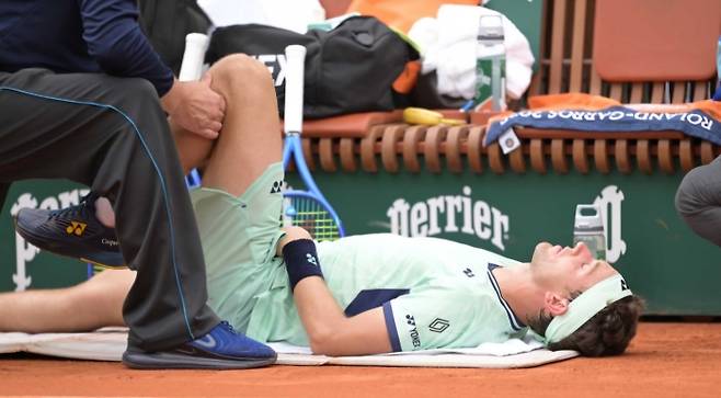 카스퍼 루드가 28일 2025 롤랑가로스 남자단식 2라운드 도중 왼무릎 부상 악화로 치료를 받고 있다. 사진/ATP 투어