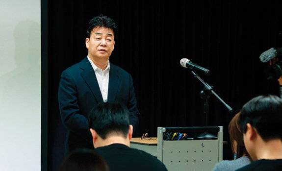 지난 3월 더본코리아 주주총회에서 발언하고 있는 백종원.