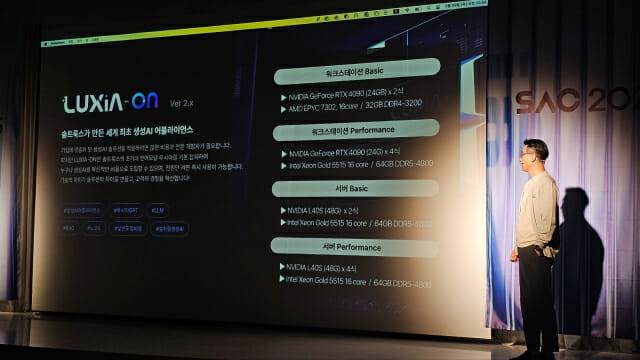 SAC 2025에서 루시아를 설명 중인 이경일 솔트룩스 대표(사진=남혁우 기자)