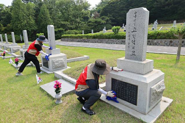 롯데이노베이트가 제70회 현충일을 앞두고 국립서울현충원에서 임직원 및 가족과 함께 묘역 단장 봉사를 진행했다. (사진=조이환 기자)