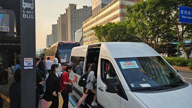 2025년 창원 시내버스 9개 사 파업 첫날 창원시민들이 비상운송수단을 이용하고 있다. 이세령 기자