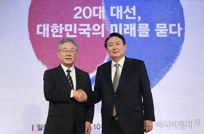 이재명 더불어민주당 대선 후보와 윤석열 국민의힘 대선 후보가 24일 서울 종로구 포시즌스 호텔에서 열린 한 언론사 행사에 참석, 인사를 나누고 있다./국회사진기자단