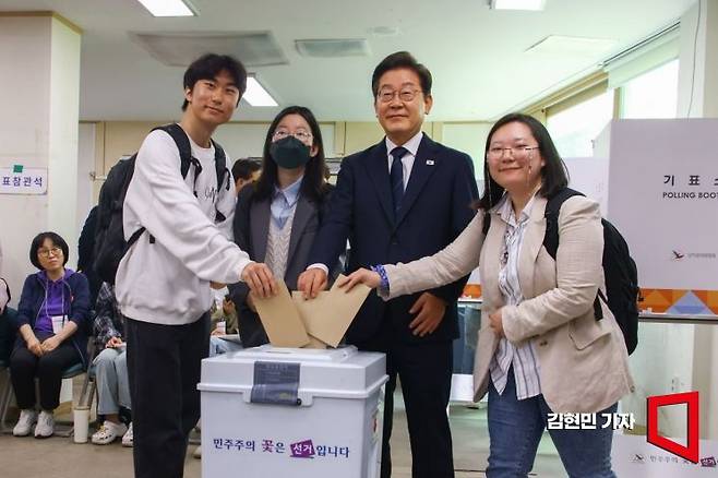 이재명 더불어민주당 대선 후보가 29일 서울 서대문구 신촌동 주민센터 투표소에서 청년들과 함께 제 21대 대통령선거 사전투표를 하고 있다. 2025.5.29 김현민 기자