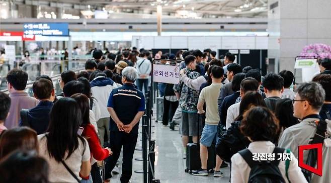 제21대 대통령선거 사전투표가 시작된 29일 인천국제공항 제1여객터미널에 마련된 사전투표소를 찾은 여행객들이 투표를 하기 위해 줄을 서고 있다. 2025.5.29. 강진형 기자