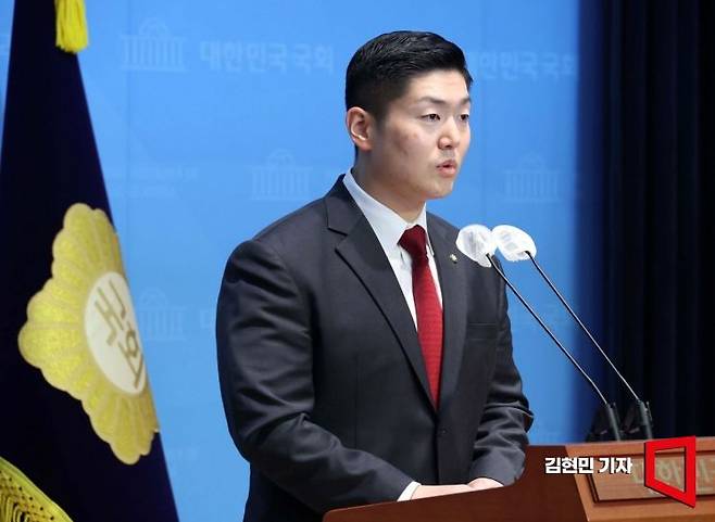 김재섭 국민의힘 의원은 이준석 개혁신당 대선후보의 여성혐오 발언 논란에 대해 취지는 이해되나 지나쳤다고 비판했다. 김현민 기자