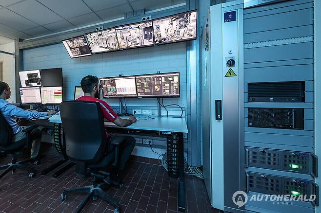 포르쉐의 고전압 시스템 테스트 벤치(포르쉐)