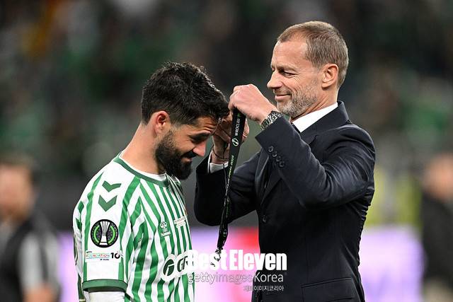 레알 베티스 주장 이스코, 준우승 메달을 목에 거는 순간. UEFA 회장 알렉산다르 체페린이 직접 전달하고 있다. (사진=Getty Images)