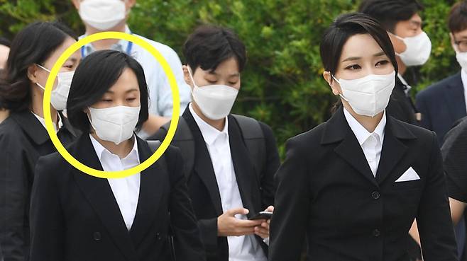 2022년 6월 경남 김해 봉하마을을 찾은 김건희 여사(오른쪽). 앞줄 왼쪽(노랑 원)에 있는 사람이 김 여사의 수행비서였던 유경옥 전 행정관이다./뉴스1