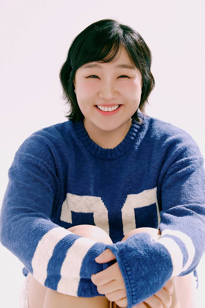 이수지는 특징적인 차림새는 물론, 말투, 표정까지 완벽하게 '그 사람'으로 변신한다. 분장(?)도 한 몫한다. 분장 같은 화장을 받을 때 메이크업 아티스트의 도움도 많이 받는다면서, "이런 메이크업은 처음 해본다"는 반응을 자주 듣는다고 웃었다./_씨피엔터테인먼트