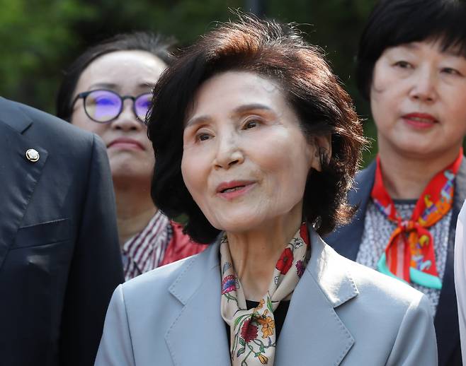 김문수 국민의힘 대통령 후보 부인 설난영 여사가 26일 오후 부산 금정구 범어사 안양암을 방문해 백브리핑을 하고 있다.  /뉴스1