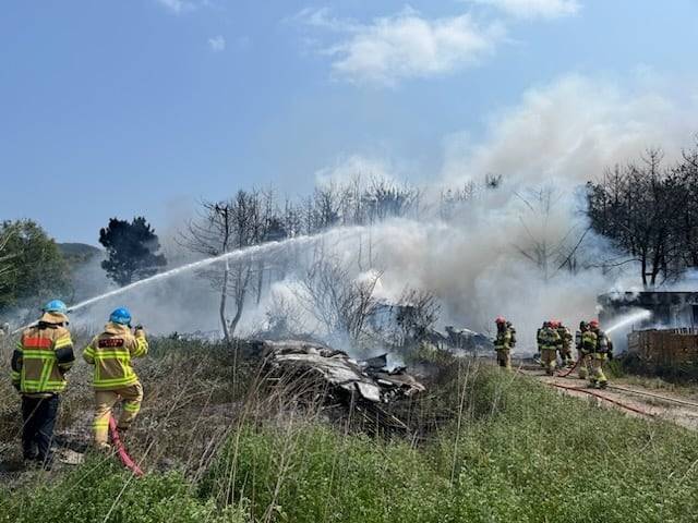 29일 오후 1시 35분쯤 경북 포항 남구 동해면 야산에 해군 해상 초계기 (P-3C)가 추락해 출동한 소방관이 진화작업을 벌이고 있다./뉴스1