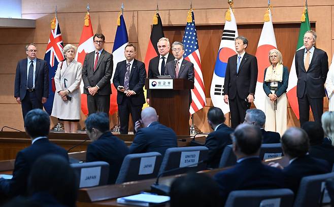 김홍균(가운데) 외교부 1차관이 지난 2024년 10월 16일 서울 외교부 청사에서 열린 다국적제재모니터링팀(MSMT) 출범식에서 연설하는 모습. 왼쪽 다섯 번째부터 커트 캠벨 당시 미 국무부 부장관, 김호열 차관, 오카노 마사타카 일 외무성 사무차관. /공동취재 뉴스1