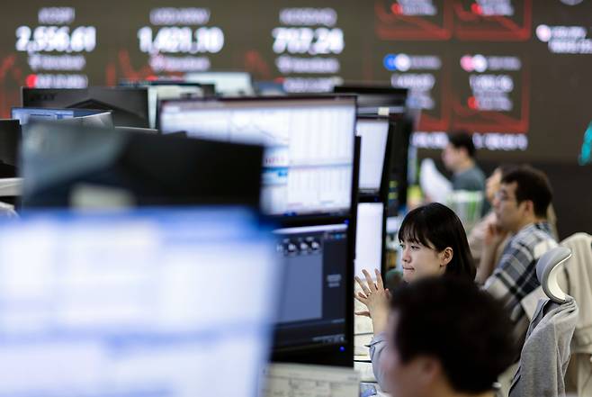 서울 하나은행 본점 딜링룸에서 딜러들이 업무를 보고 있다./연합뉴스 제공