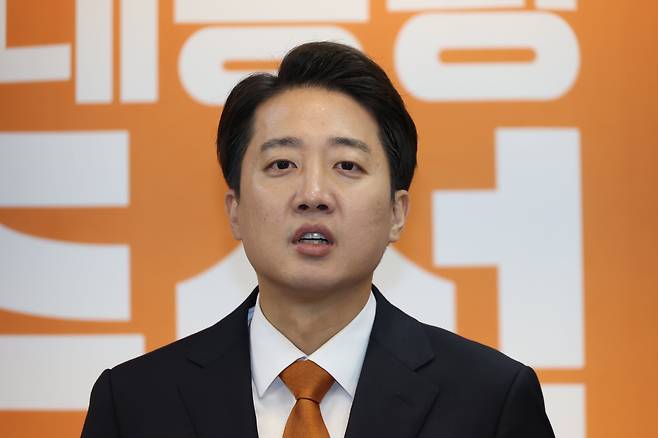 이준석 개혁신당 대통령 후보가 29일 오전 서울 여의도 국회에서 TV토론 당시 여성 신체 부위 언급에 대한 사과와 이재명 더불어민주당 후보 아들 의혹 관련 긴급 기자회견을 하고 있다. /뉴스1