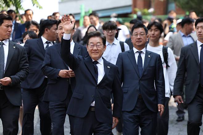 이재명 더불어민주당 대통령 후보가 제21대 대통령선거 사전투표 첫날인 29일 오전 서울 서대문구 구 신촌동주민센터에서 청년들과 투표를 마친 뒤 인사하고 있다./뉴스1