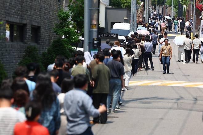 제21대 대통령 선거 사전투표가 시작된 29일 점심시간 서울 종로구 사직동주민센터에 마련된 사전투표소에 유권자들이 길게 줄을 서 있다. /연합뉴스