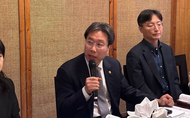 최장혁 개인정보보호위원회 부위원장이 29일 중국 베이징에서 열린 기자간담회에서 질문에 답하고 있다. /베이징=이은영 특파원