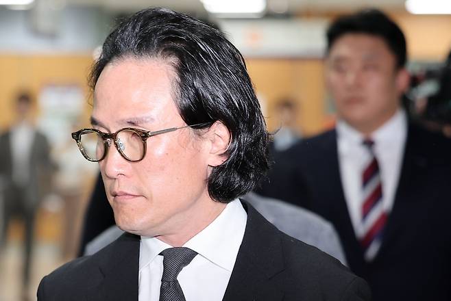 조현범 한국타이어앤테크놀로지 회장이 29일 서울 서초구 서초동 서울중앙지방법원에서 열린 특정경제범죄 가중처벌 등에 관한 법률 위반(횡령) 등 1심 선고에 출석하고 있다./뉴스1