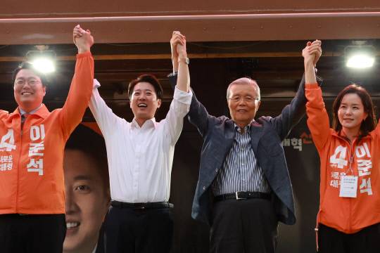 김종인 전 국민의힘 비상대책위원장이 28일 서울 강남구 코엑스 동문에서 열린 이준석 개혁신당 대선후보의 집중유세 현장을 찾아 이 후보와 함께 두 팔을 들어올리고 있다. 연합뉴스