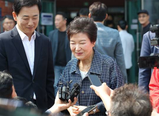 근혜 전 대통령이 제21대 대통령선거 첫날인 29일 오전 대구 달성군 유가읍 행정복지센터에 마련된 사전투표소에서 투표를 마친 뒤 취재진 질문에 답하고 있다. 왼쪽은 유영하 국민의힘 의원. 연합뉴스