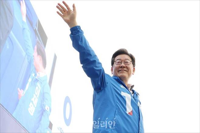 이재명 더불어민주당 대선 후보가 28일 오후 서울 성동구 왕십리역 광장에서 열린 성동구·동대문구 유세를 마친 뒤 지지를 호소하고 있다. ⓒ데일리안 홍금표 기자