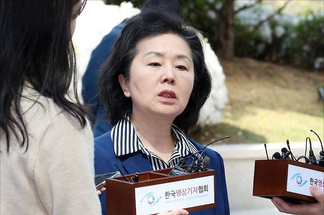 김영선 전 의원(사진 가운데) ⓒ연합뉴스