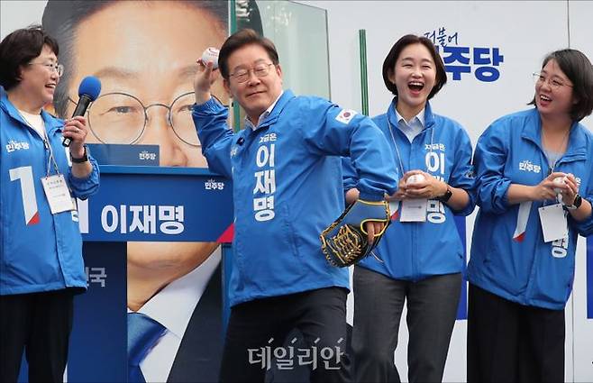이재명 더불어민주당 대선 후보가 29일 오후 서울 송파구 잠실야구장 앞에서 열린 선거유세에서 야구공을 든 채 퍼포먼스를 하고 있다. ⓒ데일리안 홍금표 기자