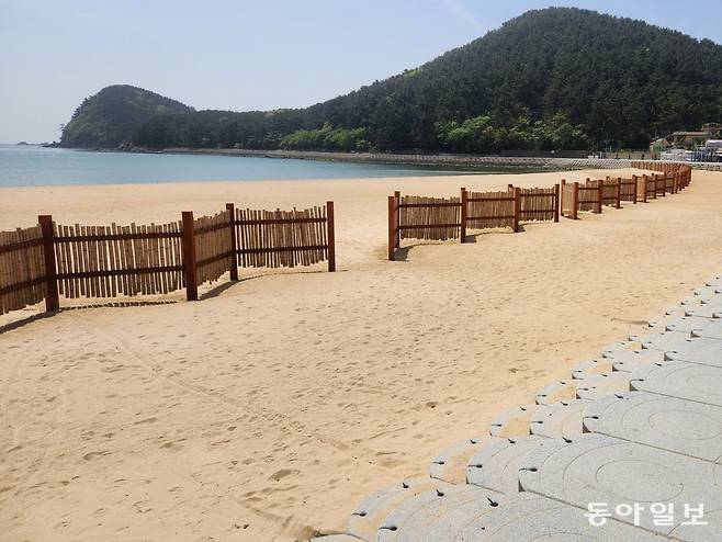 23일 부산 사하구 다대포해수욕장 동측 해안의 모습. 4만9500m3의 모래가 투입돼 넓은 백사장이 조성됐다. 김화영 기자 run@donga.com