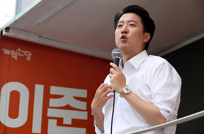 이준석 개혁신당 대선 후보가 28일 오후 서울 강남구 강남역 일대에서 열린 유세에서 지지를 호소하고 있다. 2025.05.28. [서울=뉴시스]