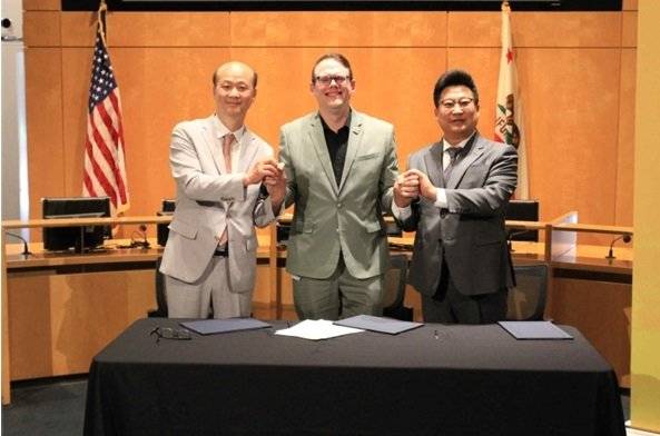 (왼쪽부터) 송영웅 한국방송실연자권리협회 이사장, 던컨 크랩트리-아일랜드 전미 전무이사 겸 수석협상가, 김영진 한국방송연기자노동조합 위원장