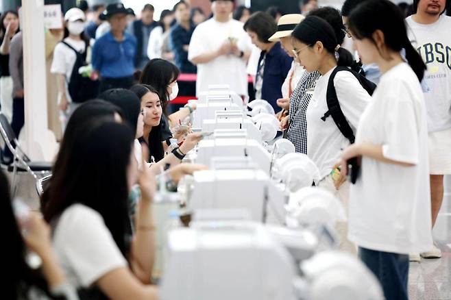 제21대 대통령 선거 사전투표 첫날인 29일 광주시 중흥동 사전투표소에서 유권자들이 한 표를 행사하고 있다. 2025.5.29/뉴스1