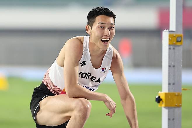 우상혁(용인시청)이 29일 경북 구미시민운동장에서 열린 2025 구미 아시아육상선수권대회 높이뛰기 결선 2m23 1차시기 점프에 성공 후 미소 짓고 있다. 2025.5.29/뉴스1