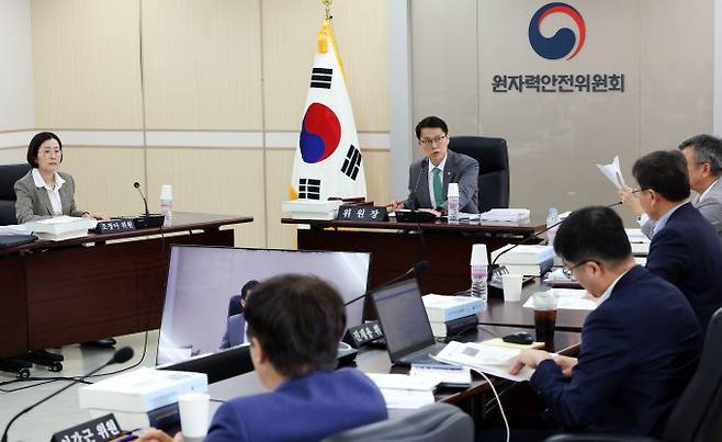 최원호 원자력안전위원회 위원장이 29일 서울 중구 원자력안전위원회 대회의실에서 열린 제214회 원안위에서 위원들과 안건에 대해 논의하고 있다. 원안위 제공