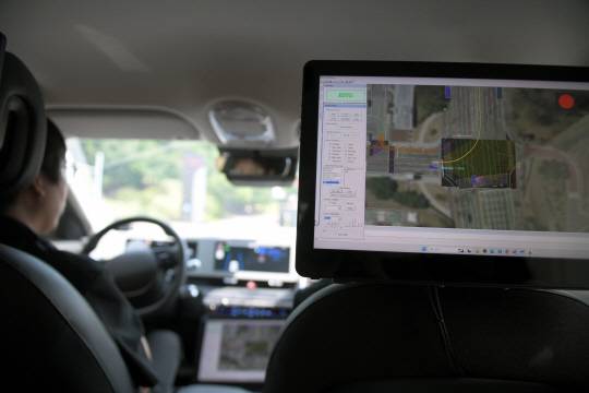 ETRI 연구진이 아이오닉5 자율주행 연구차량을 운행하고 있다. 사진은 뒷좌석에 설치된 도로 주행경로를 보여주는 모니터 모습.